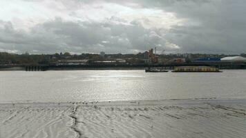 flod pråm transport frakt längs londons flod thames video