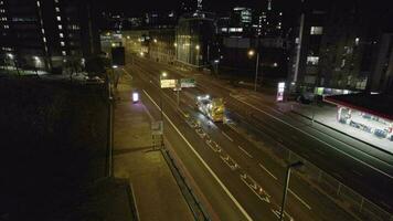 estrada trabalhadores dentro a Reino Unido fechamento uma estrada junção às noite video
