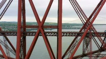 un tren cruce un rojo puente en Escocia video