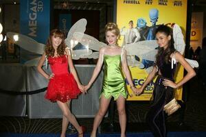 los angeles oct 30 bella espina kathryn Newton pia desaparecido en combate llega a el megamind la estreno Víspera de Todos los Santos extravagancia a mans chino teatro en octubre 30 2010 en los angeles California foto