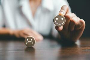 cliente experiencia con cliente Servicio y satisfacción concepto. mujer mano escogido el contento cara sonrisa cara icono en de madera cubo con Copiar espacio foto