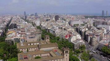 groots via in Barcelona een boomstructuur straat in de bruisend gotisch stad video