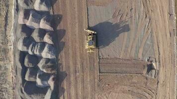 bulldozer en utilisant GPS La technologie à avec précision bouge toi Terre pendant travaux préparatoires video