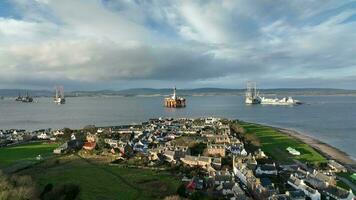 olie tuigage in de afstand verder cromarty stad- in Schotland video