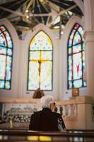mayor mujer Orando yo el Iglesia fe en religioso. foto