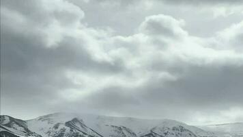 de time-lapse van de beweging wolken en sneeuw video