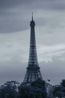 eiffel torre en París en contra nubes a noche foto