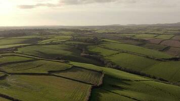 aéreo puntos de vista terminado el hermosa de Cornualles campo en el Reino Unido video