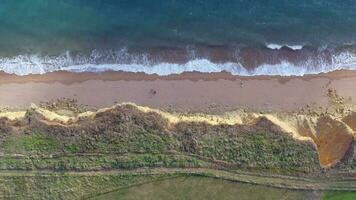 Oeste bahía arenisca acantilados con vista a el mar en Inglaterra video