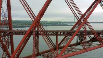 une train traversée une rouge pont dans Écosse video