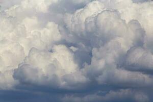 tormenta nubes en un cielo foto