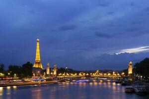 visión de París con Pont alexandre iii y eiffel torre foto