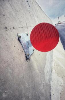 A cat's eye is a passive reflector whose function is to reflect light rays that point at it. How it works can not stand alone. photo