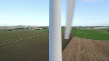 a em terra vento turbina gerando renovável energia video