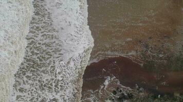 Ozean Wellen Erstellen Weiß Wasser auf das Ufer von ein Strand video