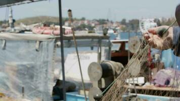pêcheur est réparer filets de pêche sur pêche bateau dans Dock video