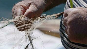 pescador es reparando redes de pesca en pescar barco en muelle video