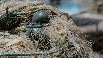 visser is repareren visnetten Aan visvangst boot in dok video