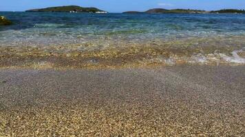 sabbia e il fresco mare acqua vicino il mare video