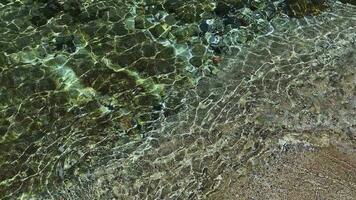 rein Meer Wasser und wenig Steine Kieselsteine video