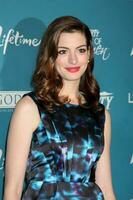 los angeles sep 30 Ana hathaway llega a variedades 2do anual poder de mujer almuerzo a beverly colinas hotel en septiembre 30 2010 en beverly colinas California foto