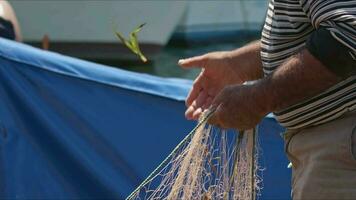 pescador borra algas marinas en redes en lento movimiento video