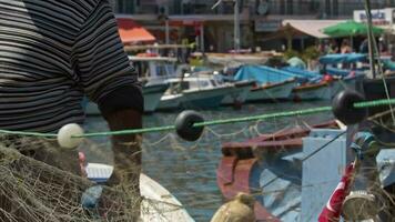 pescador limpieza su redes en el mar pueblo video