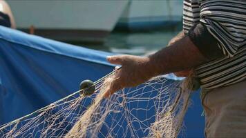 pescador limpeza seus redes dentro a mar Vila video