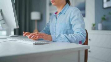 mujer mecanografía en un computadora teclado a hogar oficina, monitor con un verde pantalla. croma llave. Copiar espacio. concepto de remoto trabajar. video
