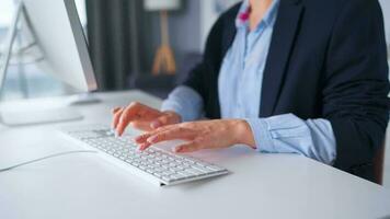 femme dactylographie sur une ordinateur clavier à Accueil bureau, moniteur avec une vert filtrer. chrominance clé. copie espace. concept de éloigné travail. video