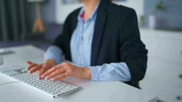 kvinna skriver på en dator tangentbord på Hem kontor, övervaka med en grön skärm. krom nyckel. kopia Plats. begrepp av avlägsen arbete. video