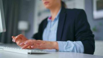 femme dactylographie sur une ordinateur clavier à Accueil bureau, moniteur avec une vert filtrer. chrominance clé. copie espace. concept de éloigné travail. video