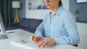 femme dactylographie sur une ordinateur clavier à Accueil bureau, moniteur avec une vert filtrer. chrominance clé. copie espace. concept de éloigné travail. video