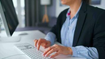 femme dactylographie sur une ordinateur clavier à Accueil bureau, moniteur avec une vert filtrer. chrominance clé. copie espace. concept de éloigné travail. video