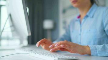 femme dactylographie sur une ordinateur clavier à Accueil bureau, moniteur avec une vert filtrer. chrominance clé. copie espace. concept de éloigné travail. video