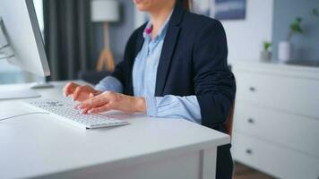 femme dactylographie sur une ordinateur clavier à Accueil bureau, moniteur avec une vert filtrer. chrominance clé. copie espace. concept de éloigné travail. video