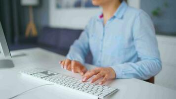 mulher digitando em uma computador teclado às casa escritório, monitor com uma verde tela. croma chave. cópia de espaço. conceito do controlo remoto trabalhar. video