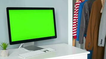 mulher digitando em uma computador teclado às casa escritório, monitor com uma verde tela. croma chave. cópia de espaço. conceito do controlo remoto trabalhar. video
