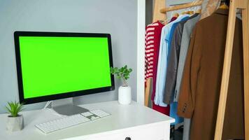 femme dactylographie sur une ordinateur clavier à Accueil bureau, moniteur avec une vert filtrer. chrominance clé. copie espace. concept de éloigné travail. video