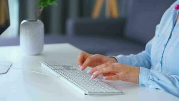 fêmea mãos digitando em uma computador teclado. conceito do controlo remoto trabalhos video