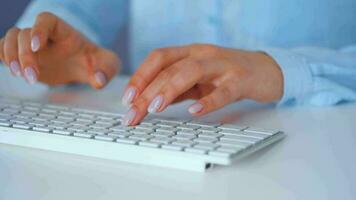 femmina mani digitando su un' computer tastiera del computer. concetto di a distanza opera video