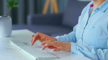 fêmea mãos digitando em uma computador teclado. conceito do controlo remoto trabalhos video