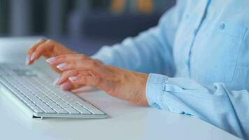 femmina mani digitando su un' computer tastiera del computer. concetto di a distanza opera video