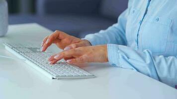 fêmea mãos digitando em uma computador teclado. conceito do controlo remoto trabalhos video