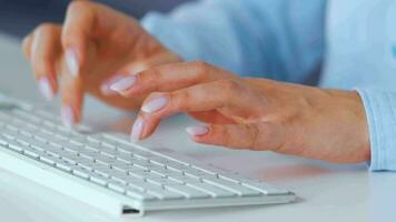 fêmea mãos digitando em uma computador teclado. conceito do controlo remoto trabalhos video