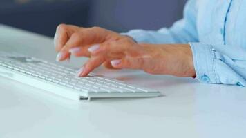 fêmea mãos digitando em uma computador teclado. conceito do controlo remoto trabalhos video