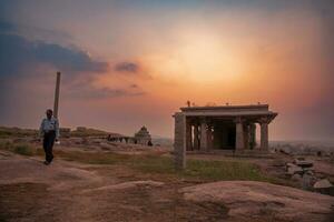 hampi, karnataka, India - nov 3 2022 - turistas rebaño a hemkuta colina en hampi a ver hermosa puesta de sol. foto