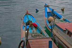 pescar barcos descanso a su amarras en el refugio. sur de aceh, Indonesia. foto