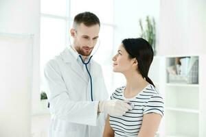 masculino médico examina un paciente en salud hospitales foto