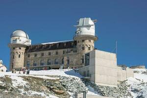 observatorio y hotel en montar gonergrat paisaje de el hotel edificio y el materia montañas. zermatt, Suiza. foto